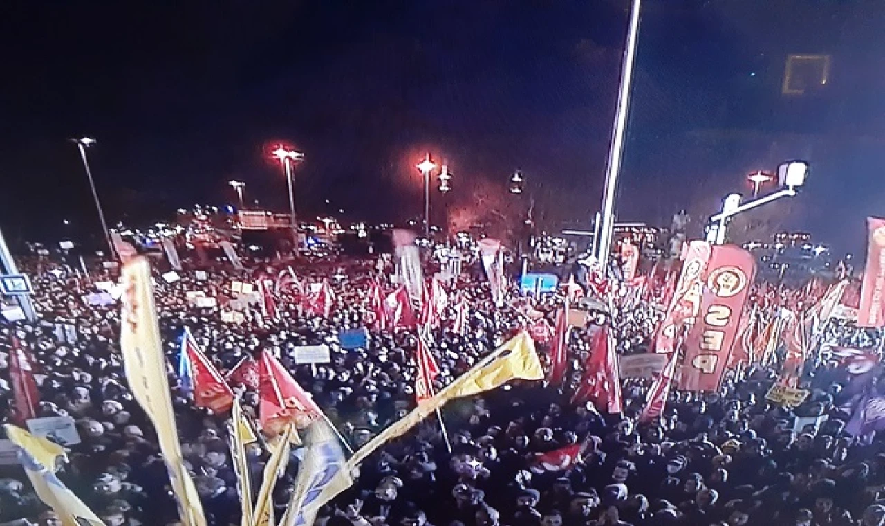 Özgür Özel Saraçhane'de yüzbinlere seslendi: Kafamızı kızdırırlarsa Taksim'e çıkarız